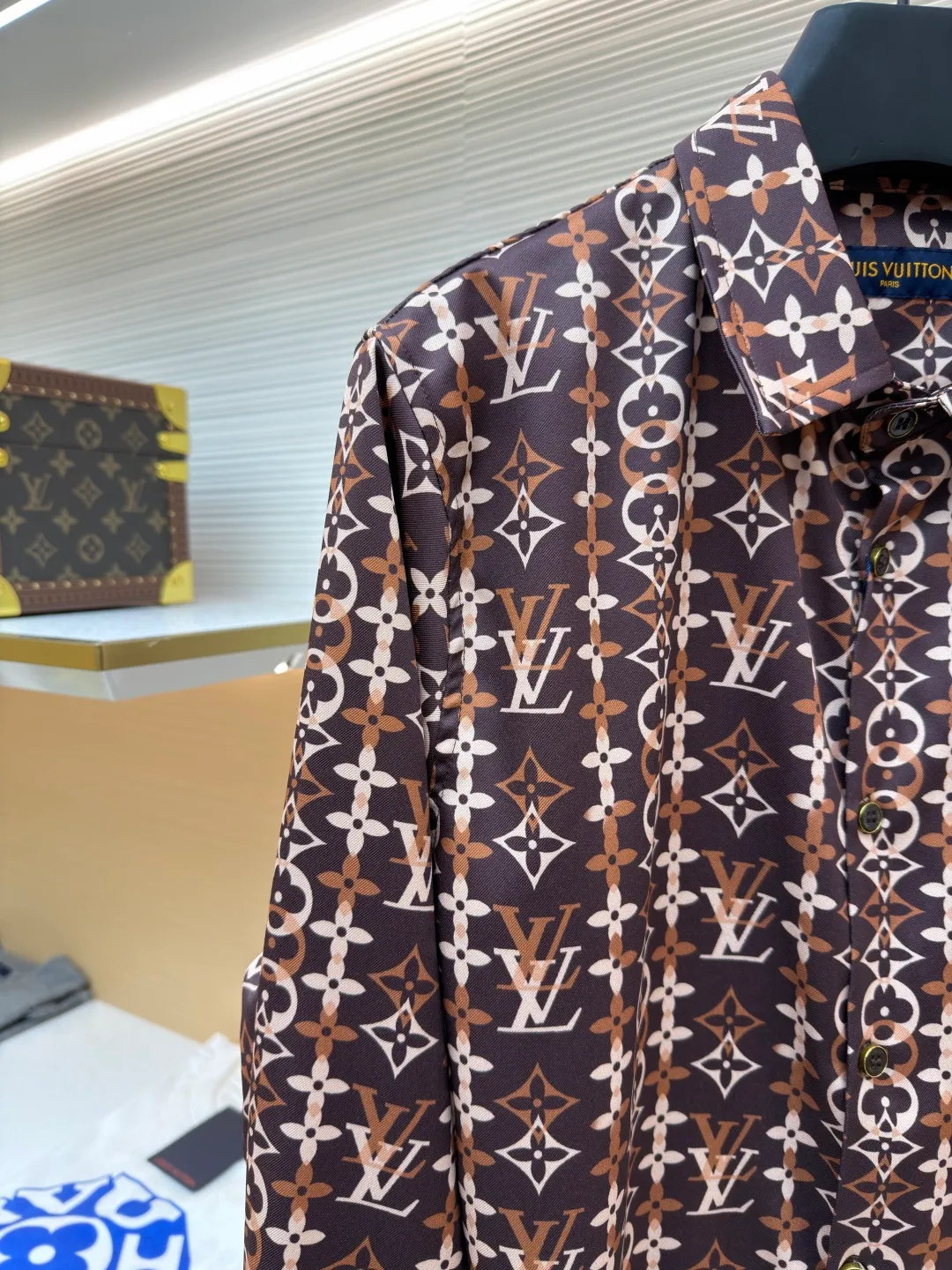 LOUIS VUITTON Overlap pattern printed long-sleeved mulberry silk shirt ●Original version: purchased and developed for 17000 ●Item number: 1682309-A60 ●Fabric: cotton fabric ●Technology: printing production ●Color: pattern ●Version: fitted version ●Weight: about 360 grams ●Size: S-M-L-XL ●Description: This Louis Vuitton all-over printed presbyopic shirt is made of high-count silk blended fabric. It is custom-woven and dyed to ensure the gloss and drape of the fabric while achieving precise coloring of the presbyopic pattern, with a color fastness of level five or above. The pattern printing uses digital direct printing combined with screen overprinting technology to accurately splice classic Monogram elements and geometric plaids. The alignment error of each LV logo and pattern is controlled within 0.5mm. The shirt pieces are laser cut and shaped, with no burrs on the edges and precise dimensions; the placket is made with hand-stitching technology, and the buttons are custom-made metal presbyopia buttons that fit perfectly with the fabric pattern. The double-needle hemming process on the shoulders and side seams improves wearability, and the collar has built-in elastic strips to prevent deformation after long-term wear. The overall stitch length is controlled at 8 stitches per centimeter, and the stitching is even and smooth, perfectly presenting the brand's high-end clothing technology standards. The overall wiring is straight and delicate, the fabric is comfortable and soft, and the color is consistent without color difference. It can be matched with the same style to create a fashionable look and control various occasions. Customized accessories, complete with three standards, same style for men and women!